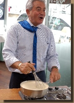 Domenic Acquaro klopt zingend de Zabaglione