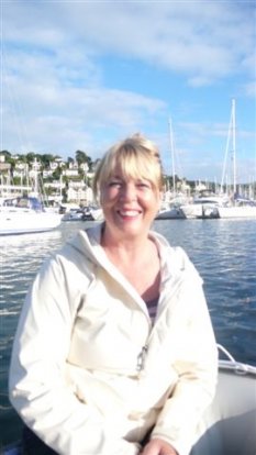 In de dinghy naar Dartmouth