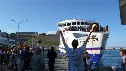 Juichende mensen als "de Titanic" arriveert in Le Palais