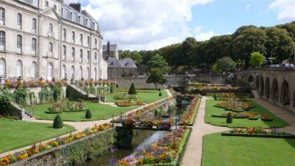 Tuin omringd door de Tour du Connetable