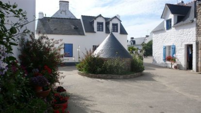 karakteristieke huisjes en waterput in Houat