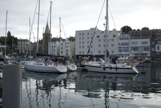 De avond valt in St. Peter Port