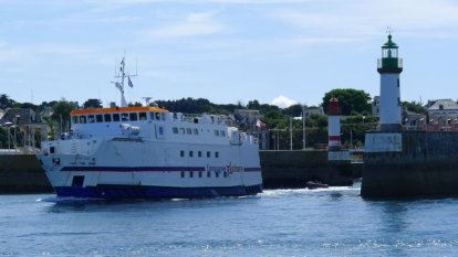 Het haventje van Port Tudy, waar de ferry maar net naar buiten kan