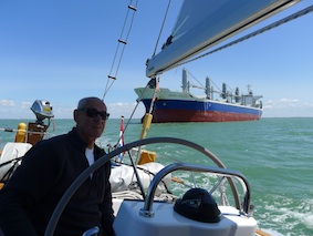 Een van de drukste vaarroutes voor de boeg