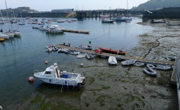 Extreem laag water; zelfs onze bijboot ligt na 3 uur op het droge.