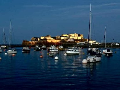 In de buitenhave met Castle Cornet net voor het donker.