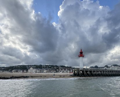 Adieu Deauville, met een pittige zeiltocht voor de boeg.